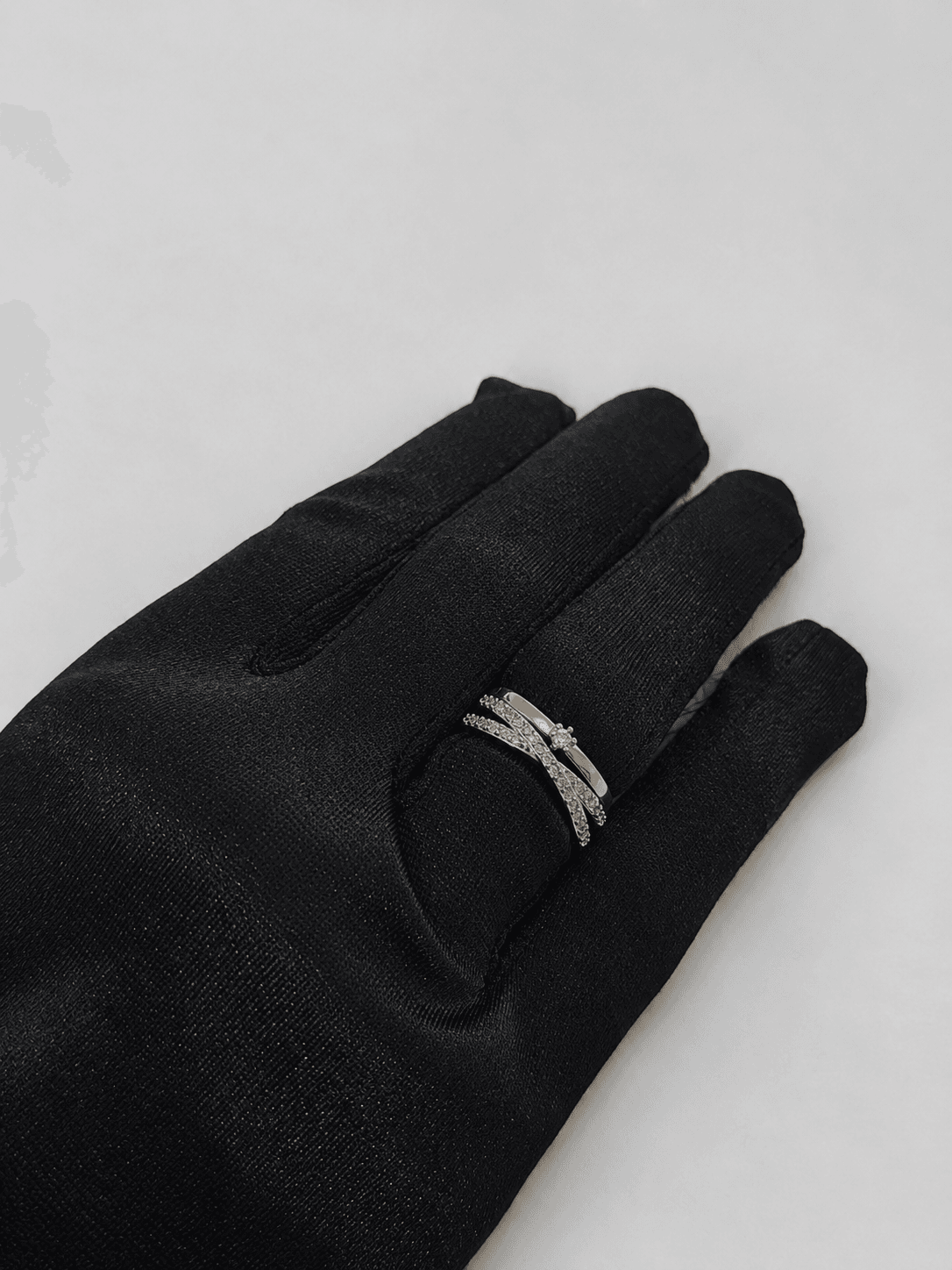 Elegant Cross-Over Pave & Solitaire Ring(Adjustable)